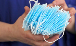 Ташкентте полиция кызматкерлери элге бекер бет кап таратууда