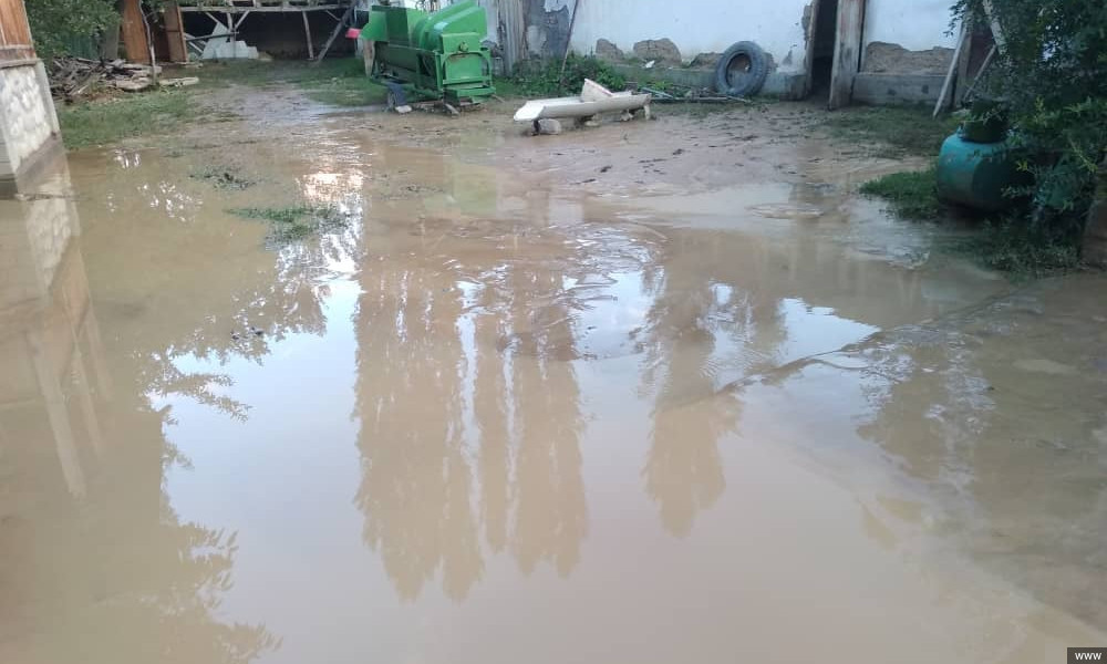 В Баткенской области сель затопил дома, водопроводные трубы и мост