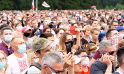 В Минске тысячи людей пришли на митинг оппозиционного кандидата