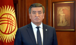 Жээнбеков: Бүгүн — жалпы кыргызстандыктар аза күткөн, маркумдардын үй-бүлөсүнө кайрат айтып, тилектештик билдире турган күн