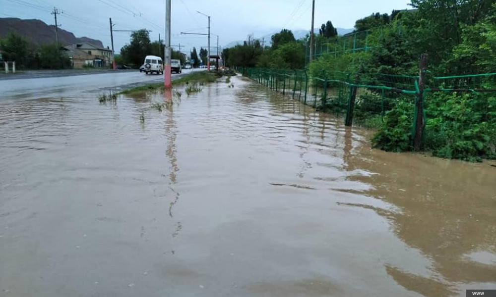 Өлкө боюнча жааган жаандан улам айрым аймактарды сел суулары каптап, унаа жолдор жабыркады    