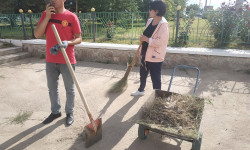 Бишкектеги кароосуз калган Кычан Жакыпов атындагы сейил багы тазаланды 