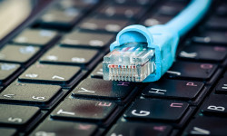 Кыргызстанда 2 106 мектеп интернетке туташтырылды