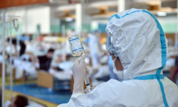 Пандемия учурунда каза болгон медкызматкердин үй-бүлөлөрүнө 1 миллион сомдон берилди