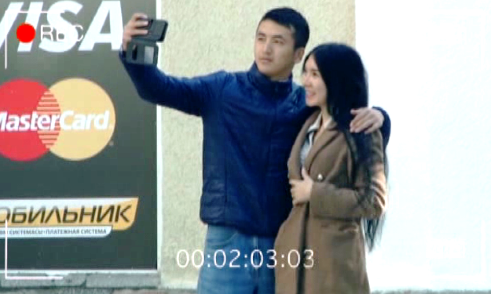 Тамаша тор: "Сүйүктүүсүн кызгандыруу үчүн селфи"