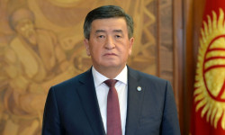 Сооронбай Жээнбеков кыргызстандыктарды Мамлекеттик тил күнү менен куттуктады