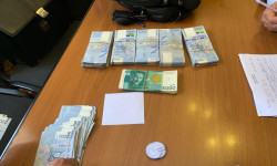Экономика министрлигинин кызматкери пара берип жатып кармалды 