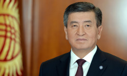 Президент кыргызстандыктарды билим берүү кызматкерлеринин күнү менен куттуктады 