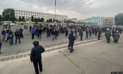 Ош шаарынын борбордук аянтында эки тынчтык митинги өтүүдө