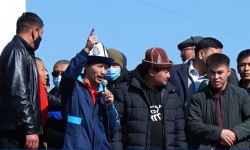 Максаты бир, талаптары ар башка митингдер