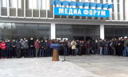 "Медиа Форум" мекемесинин алдында митинг өттү 