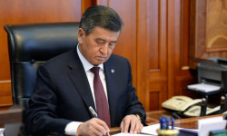 Президент өкмөт башчыны жана өкмөт мүчөлөрүн дайындоо тууралуу жарлыкка кол койду 