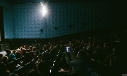 Казакстанда аэропортто текшерүү күчөтүлдү, бирок кинотеатрлардын ишине уруксат берилди
