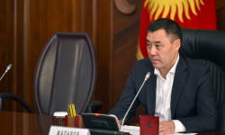 Садыр Жапаров Автомобиль транспорту жана жол чарба кызматкерлерин кесиптик майрамы менен куттуктады