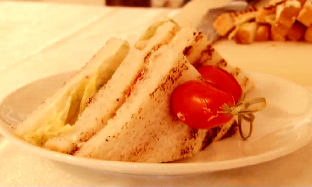 Таттуу маанай: Клаб-сэндвичтин рецеби жана жасалуу жолу