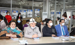 Кыргыз Эл акыны Эрнис Турсуновдун 85 жылдыгына карата мемориалдык такта орнотулуп, илимий конференция өттү