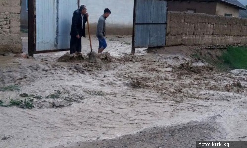 В Токтогульском и Аксыйском районах сели разрушили дороги и мосты