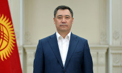 Садыр Жапаров Кыргыз Республикасынын Президентинин милдетин аткаруу ыйгарым укуктарын өткөрүп берди