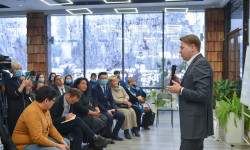 Биринчи вице-премьер-министр Артем Новиков ар тармактагы жаштардын өкүлдөрү менен жолугушту