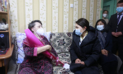 Сурабалдиева жаңы жыл майрамы астында ден-соолугунан мүмкүнчүлүгү чектелген пенсионерди жана баланы куттуктады