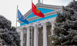 Бишкек мэриясы мектептерди оффлайн-режимге өткөрбөй турууну чечти