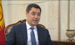 Садыр Жапаров кечээ күнү КТРК каналына берген маегинде коомчулук арасында талкууланып жаткан актуалдуу суроолорго жооп берди