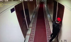 Бишкек шаардык сотунун имаратына түн ичинде эшигин талкалап кирүүгө шектүү адам кармалды 