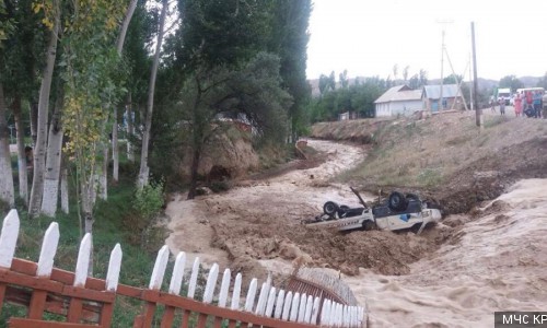 Баткен: Сель затопил огороды и дороги