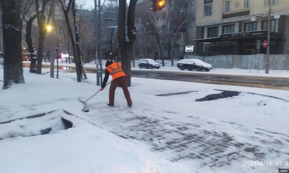 Коммунальные службы с ночи вышли на очистку столичных улиц