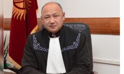 Жогорку Соттун судьясы Камил Осмоналиев мамлекетке 114 миллион сом төлөөгө макулдугу менен абактан чыкты