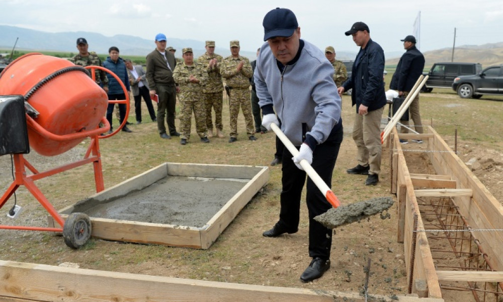 Президент Садыр Жапаров заложил капсулу под строительство военного городка в Лейлекском районе