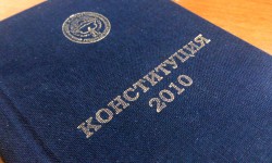 Конституцияны өзгөртүү үчүн референдум өткөрүү демилгеленди