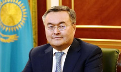 Казакстандын тышкы иштер министри Мухтар Тлеуберди Кыргызстанга расмий иш сапары менен келди