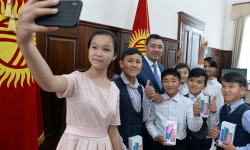 Президент Садыр Жапаров Балдарды коргоо күнүндө аз камсыз болгон үй-бүлөлөрдүн балдары менен жолугушту
