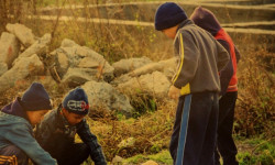 Ош шаарында ата-энеси миграцияда жүргөн миңдей бала жакындарынын кароосунда жүрөт