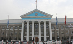 Шаардык кеңештин депутаттарын кезексиз жыйынга чогулуп жол кирени көтөрүү талабын талкуулашат 