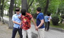 Жапаровдун бир тууганынын атына жамынып, ири өлчөмдө акча алып жаткан шылуундар кармалды