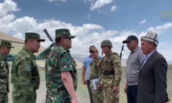 Чек арадагы кырдаалга байланыштуу Чоң-Алайга барган Камчыбек Ташиев жагдайды жөнгө салуу аракетин көрүүдө