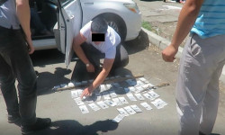 УКМК кызматкерине 50 миң сом пара берип жаткан жеринен Бишкек мэриясынын бухгалтери кармалды 