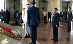 Президент Садыр Жапаров Анкара шаарындагы Мустафа Кемал Ататүрктүн бейитине гүлчамбар койду