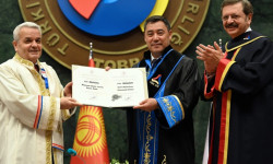 Садыр Жапаровго Экономика жана технология университетинин «Ардактуу профессору» наамы ыйгарылды