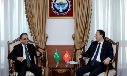 Ибрагим Аль-Ради Руслан Казакбаевге ишеним грамоталарынын көчүрмөлөрүн тапшырды 