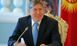 Президент Алмазбек Атамбаев бир катар инсандарга наамдарды ыйгарды