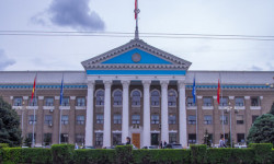 Бишкек мэриясы ишканаларда кызматкерлердин жарымын аралыктан иштөөгө өткөрүүнү сунуштады