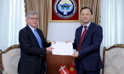 Руслан Казакбаев Дания Королдугунун Кыргызстандагы элчиси Карстен Сендергорд менен жолукту 