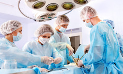 Катар өлкөсүнөн келген дарыгерлер кулагы укпаган балдарга акысыз операцияларды жасашууда