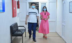 Улукбек Марипов жубайы менен бирге COVID-19га каршы вакцина алды