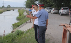 Чүйдө милиция кызматкерлери түнкүсүн суу бөлүштүрүү иштерине көмөк көрсөтүшүүдө