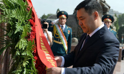 Садыр Жапаров Исмоили Сомонинин эстелигине гүлчамбар койду