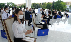 Садыр Жапаров ЖРТда эң жогорку балл топтогон бүтүрүүчүлөргө «Алтын сертификаттарды» тапшырат